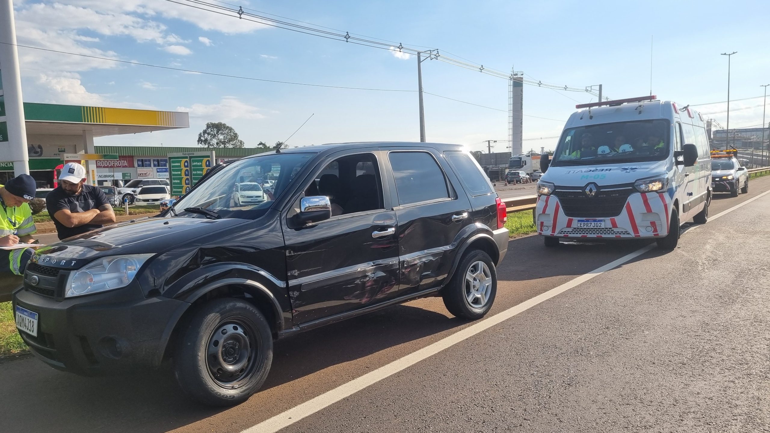 Caminhão e Ford Ecosport se envolvem em acidente na BR-277, em Cascavel
