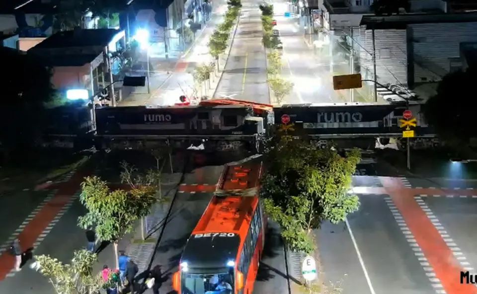 Novas imagens mostram ônibus biarticulado sendo partido ao meio por trem em Curitiba