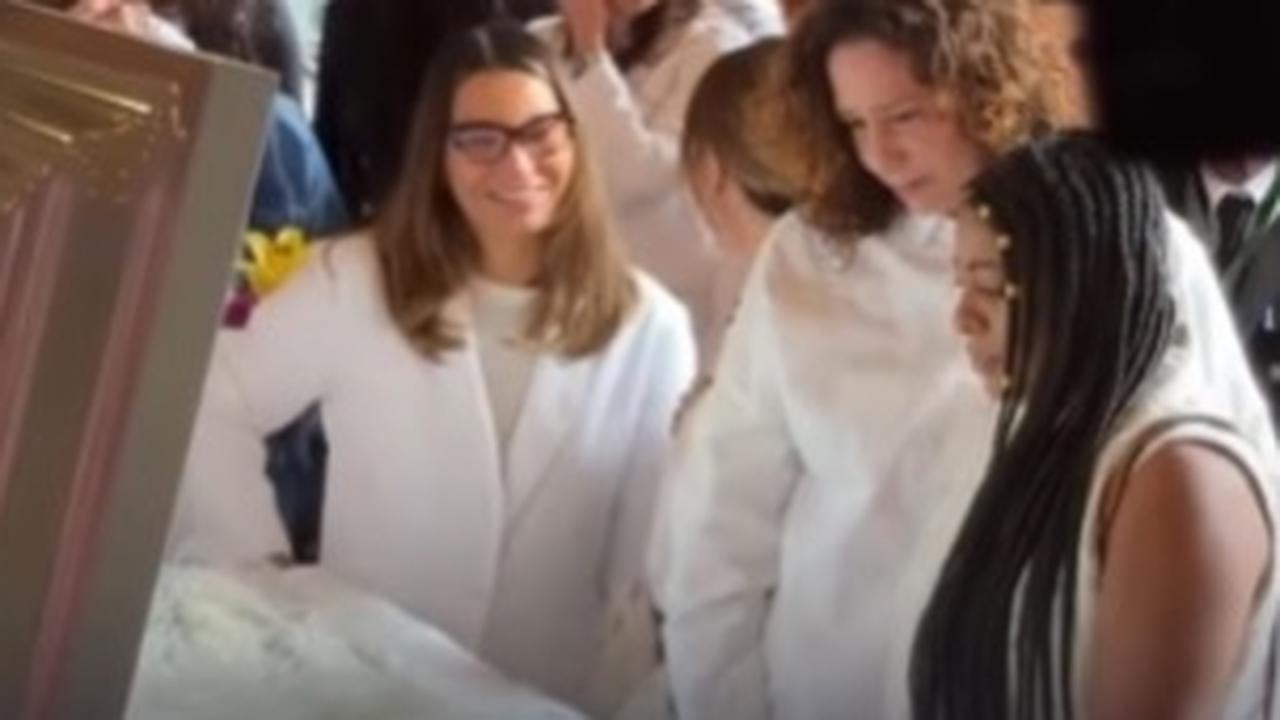 Janja sorri ao lado do caixão durante velório de Preta Gil