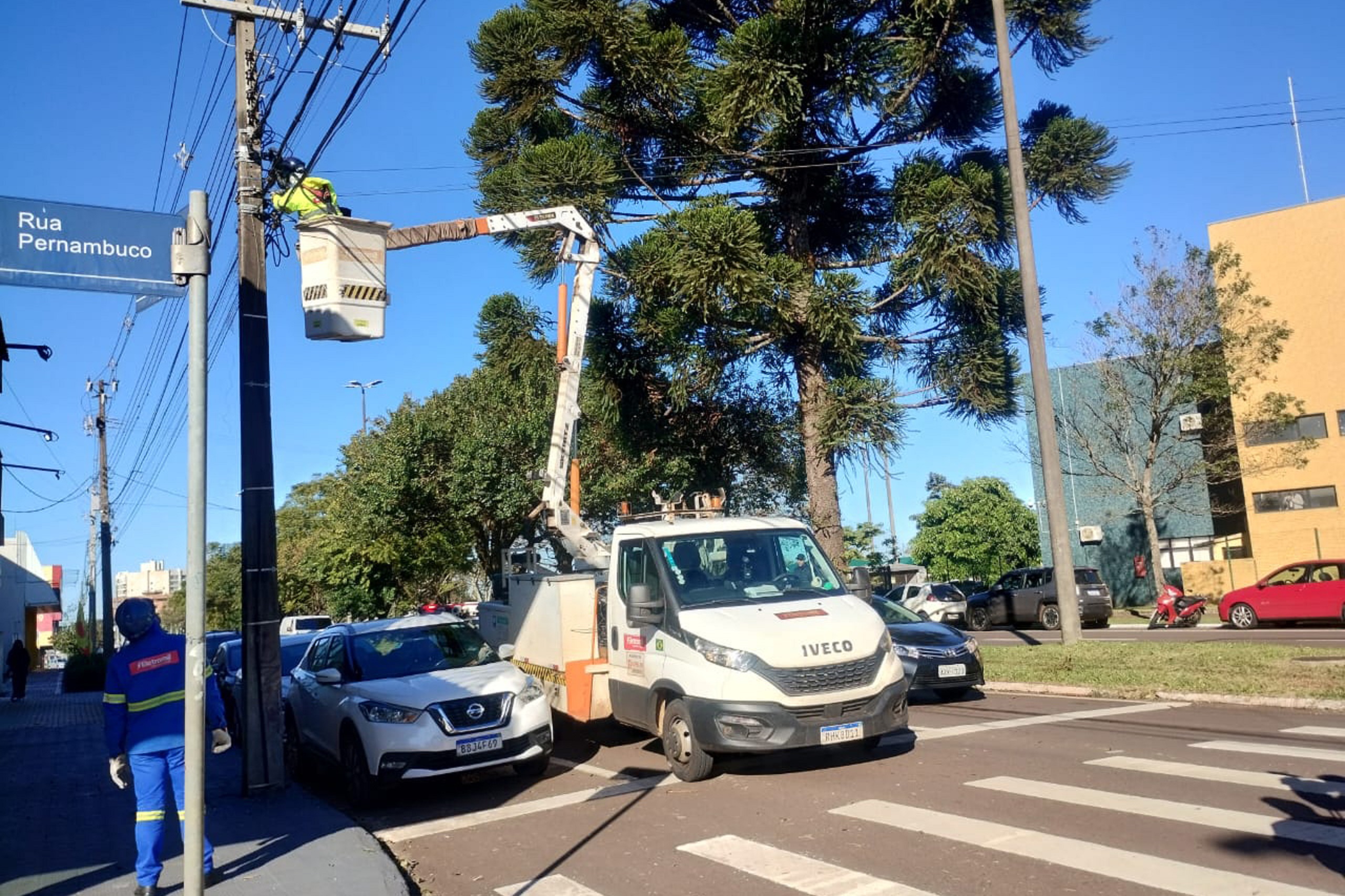 Mutirão em Cascavel corta fios soltos e limpa postes