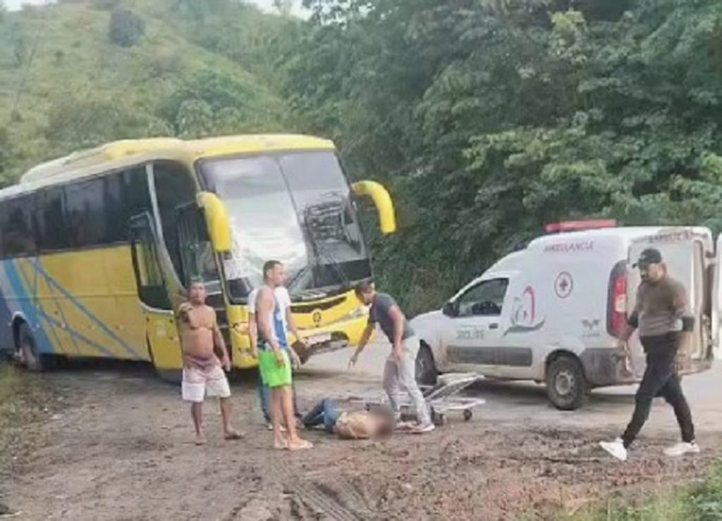 Jovem de 16 anos sofre descarga elétrica ao subir em ônibus escolar