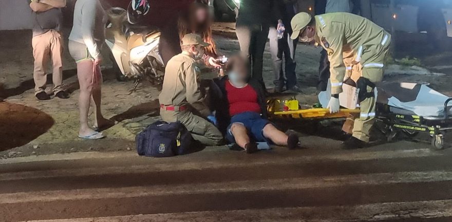 Mulher fica ferida em batida entre carro e moto no Bairro Parque São Paulo