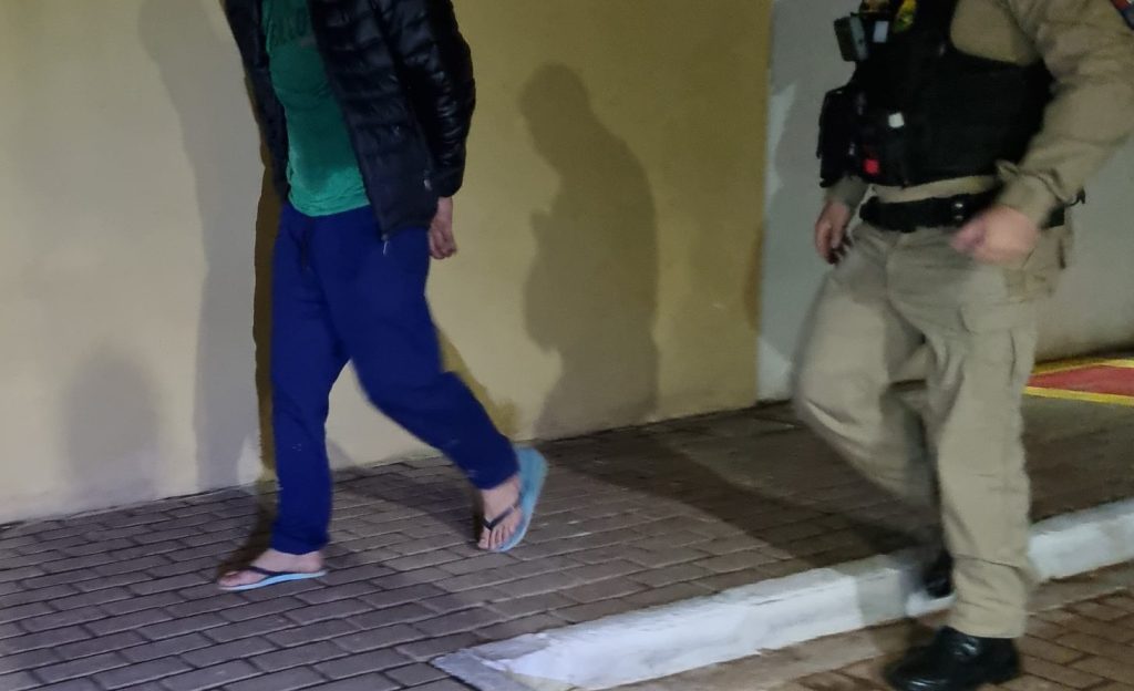 Homem é levado à delegacia após ameaçar a esposa no Bairro Maria Luiza