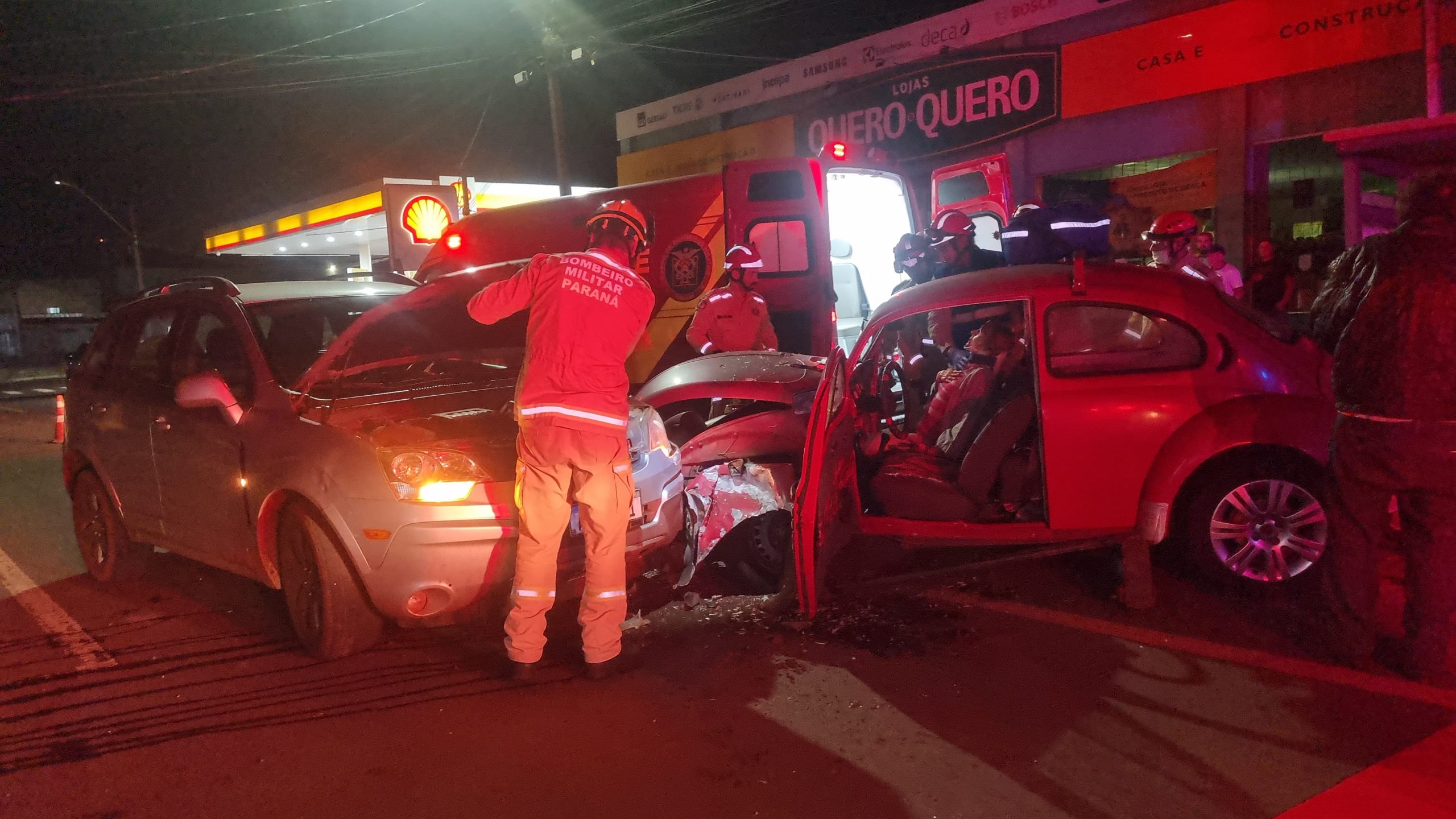 Grave acidente no Bairro Floresta: Carro rebaixado bate contra Fusca que é arremessado contra Captiva
