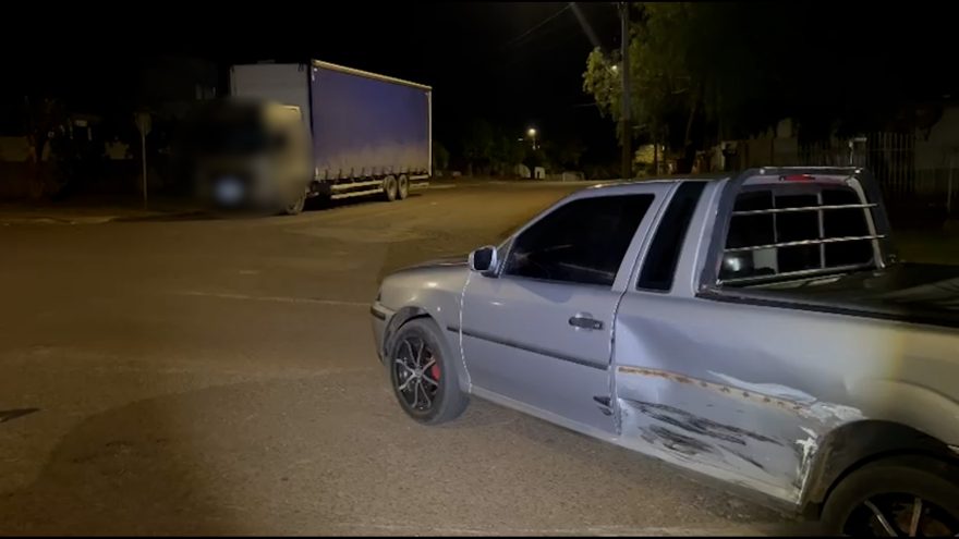 Placa de Pare escondida por caminhão causa batida entre carros no Bairro Morumbi