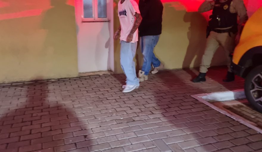Dois homens são detidos por lesão corporal em Santa Tereza