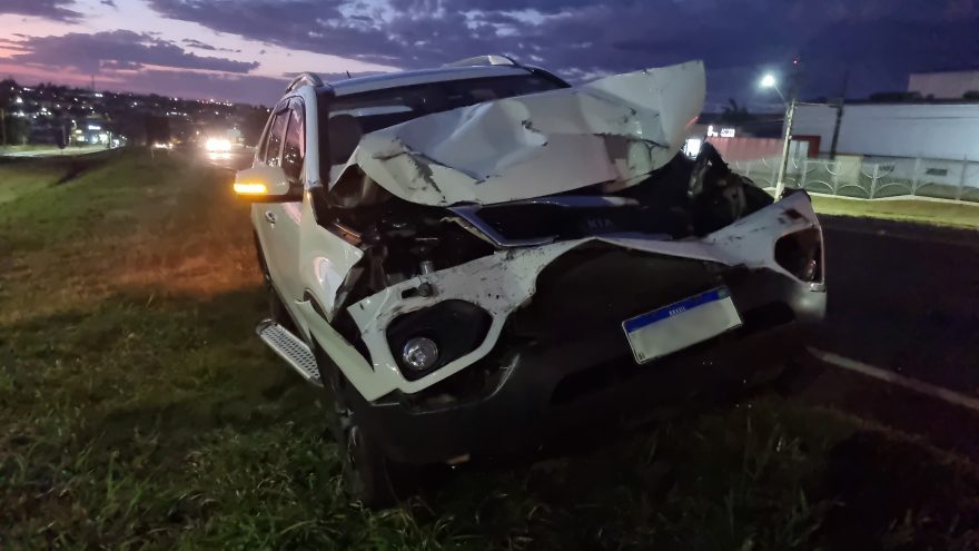 Sorento fica com a parte frontal destruída após colisão traseira com caminhão