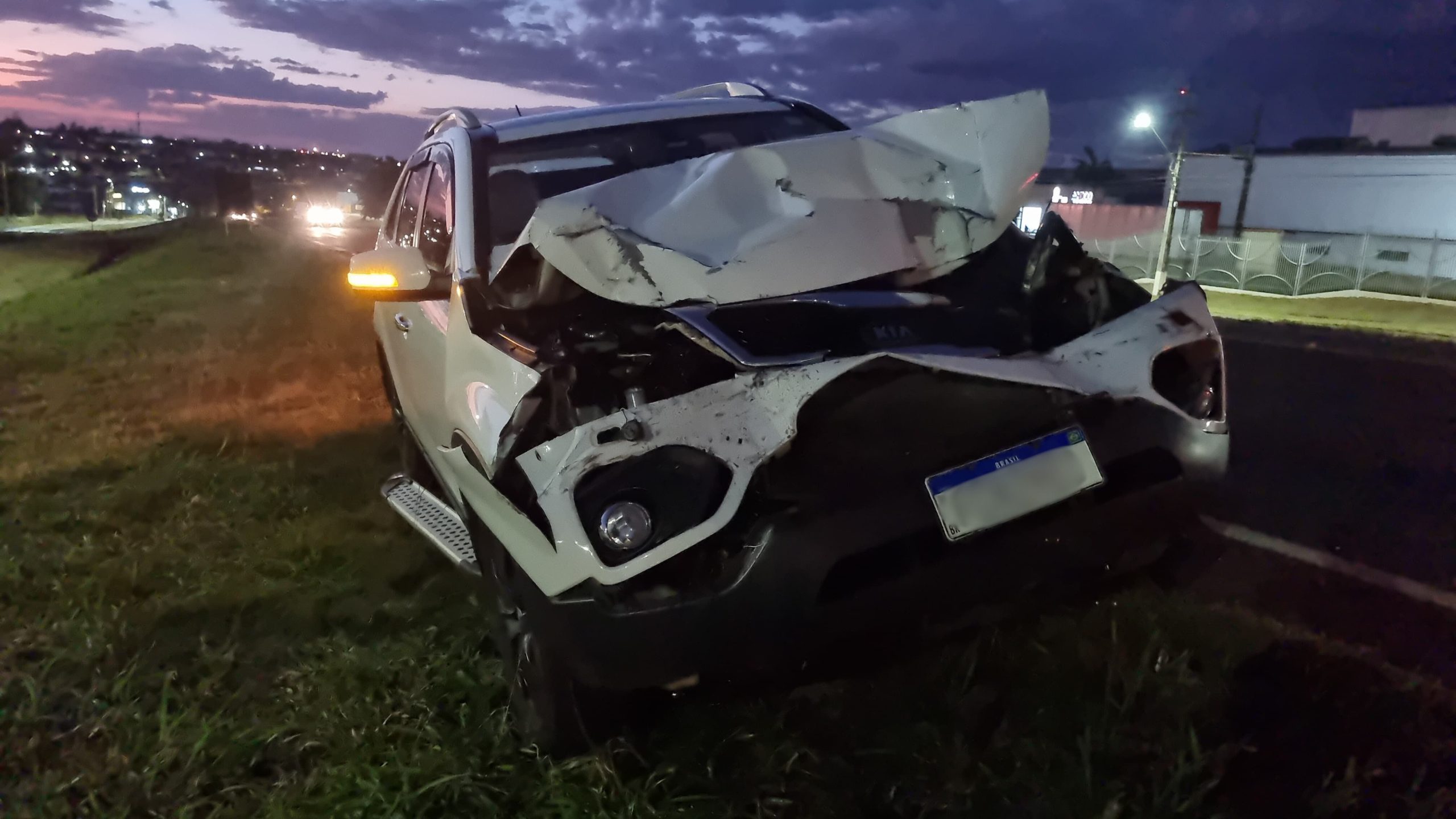 Sorento fica com a parte frontal destruída após colisão traseira com caminhão