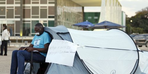 Imagem referente a Após ordem de Moraes, deputado aliado de Bolsonaro deixa acampamento