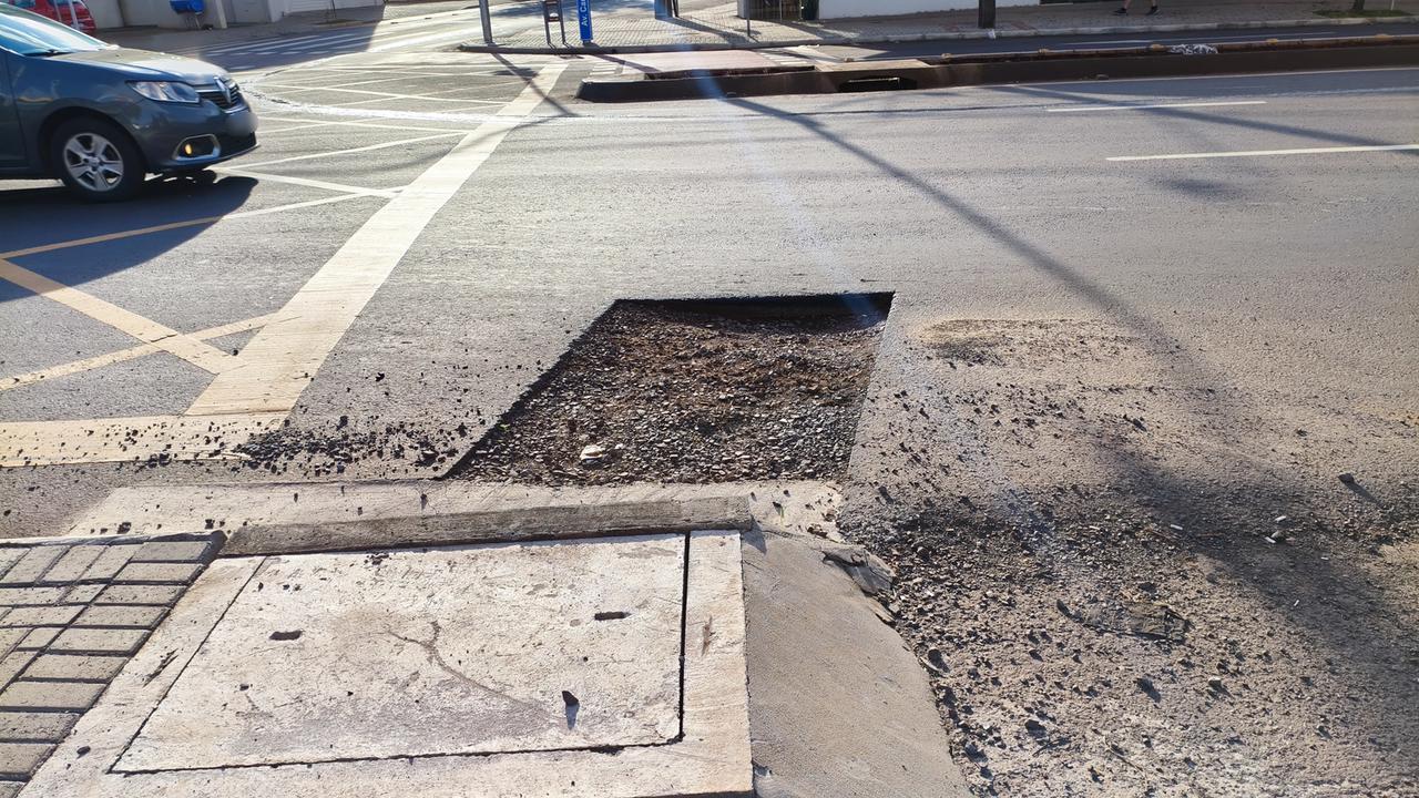 Atenção! População alerta sobre buraco na Avenida Carlos Gomes