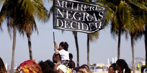 Mulheres negras promovem ato político por justiça social em Copacabana Imagem referente a Mulheres negras promovem ato político por justiça social em Copacabana