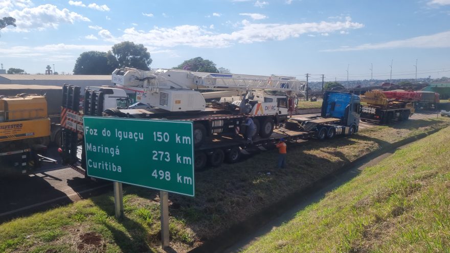 Caminhão carregado com guindaste tem problemas mecânicos na PRc-467
