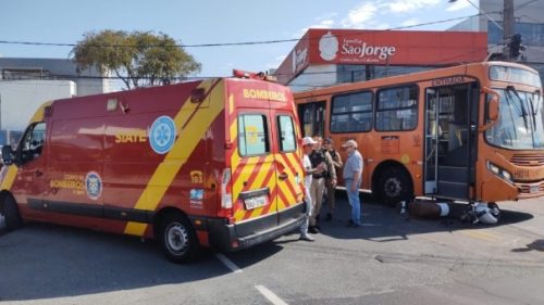 Pai e filha ficam feridos após moto elétrica ser esmagada por ônibus