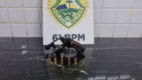 Polícia persegue e pega dupla em fuga de moto com revólver no Universitário em Cascavel Imagem referente a Polícia persegue e pega dupla em fuga de moto com revólver no Universitário em Cascavel