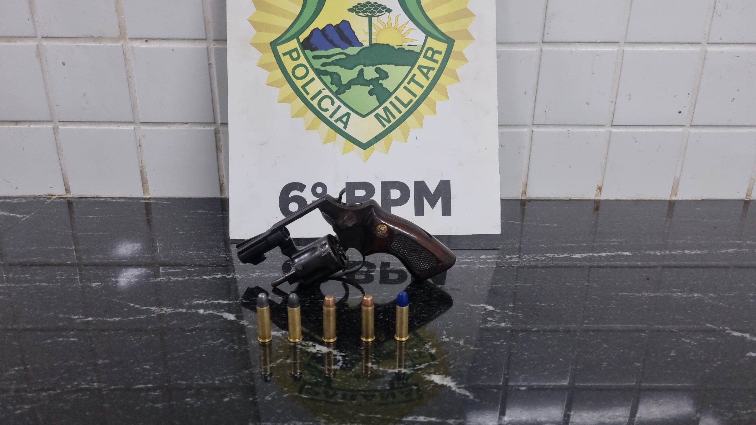 Polícia persegue e pega dupla em fuga de moto com revólver no Universitário em Cascavel