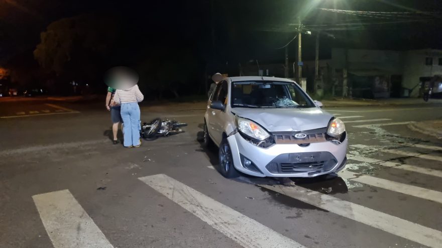 Rapaz fica ferido após colisão entre carro e moto no Bairro XIV de Novembro