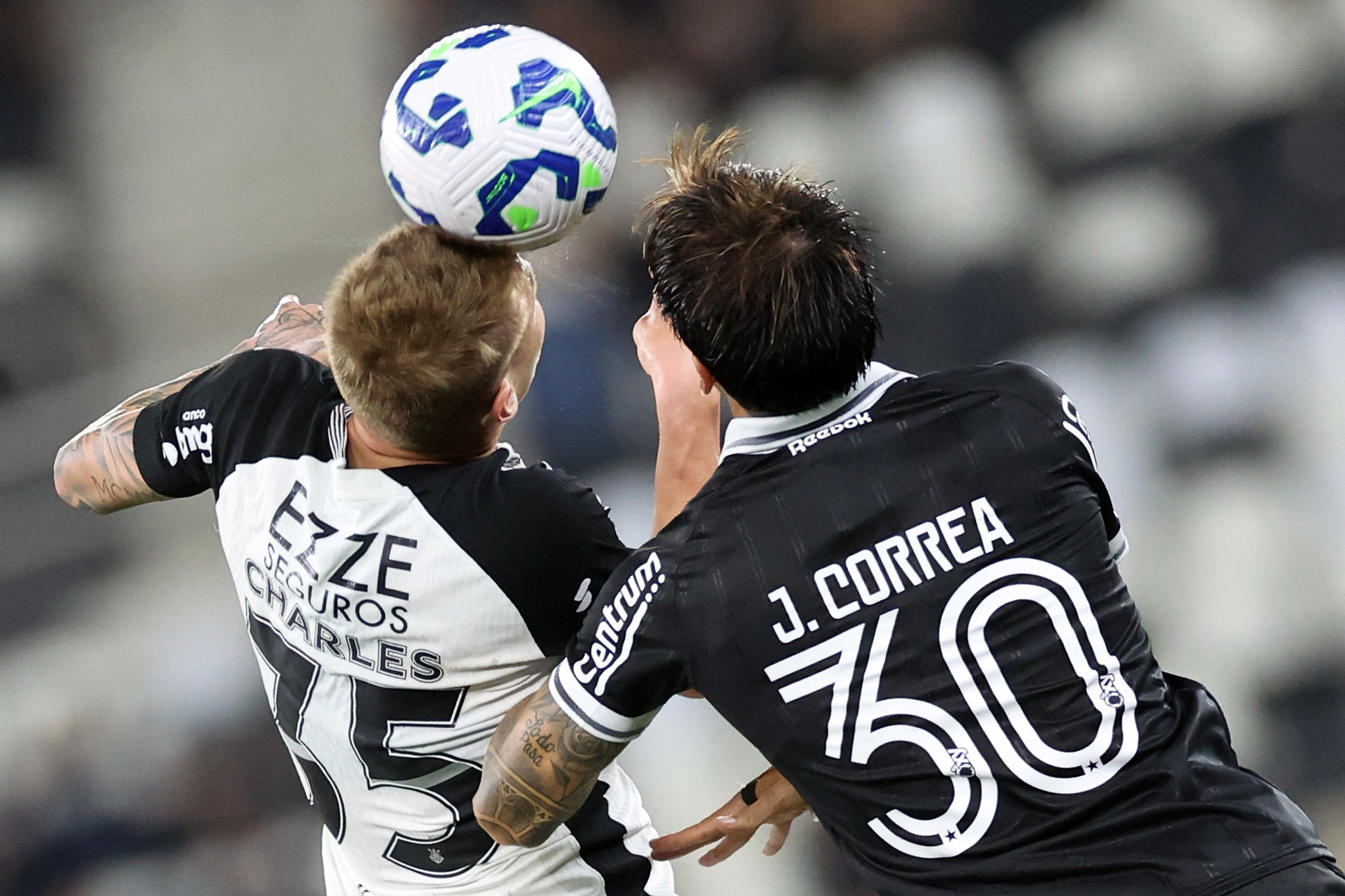 Botafogo domina, mas Corinthians salva a pele com gol de Memphis Depay