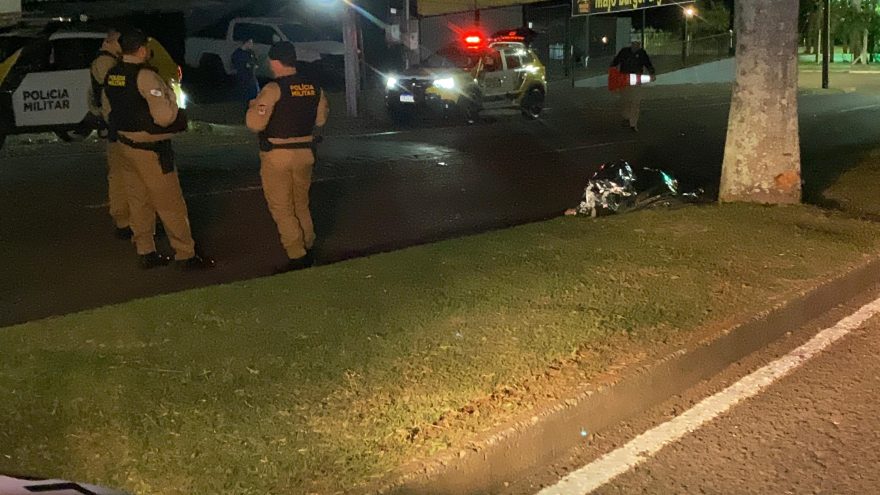 Motociclista morre após bater contra árvore na Avenida Brasil