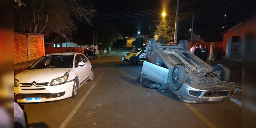 Motorista sem CNH capota carro após mal súbito Motorista sem CNH capota carro após mal súbito