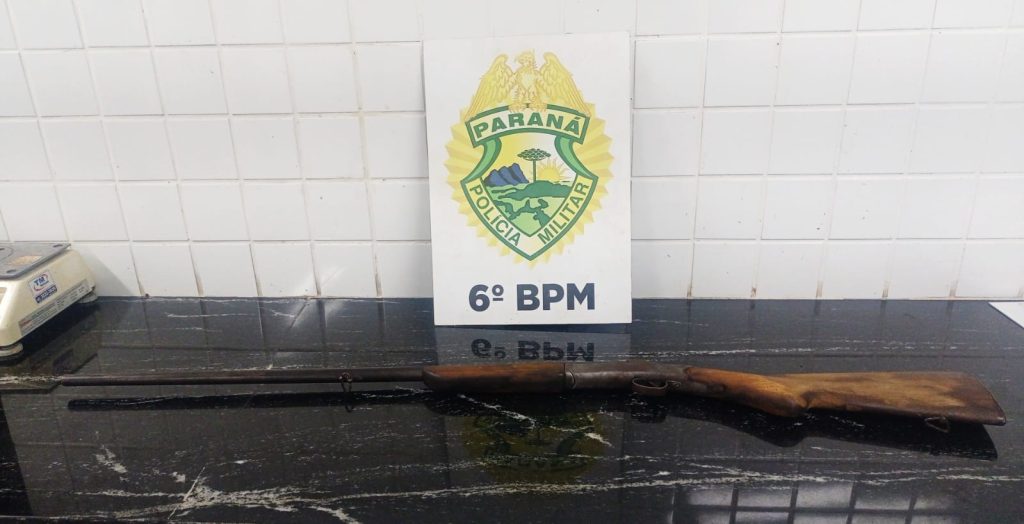 Polícia encontra espingarda após denúncia de ameaça em sítio no Distrito de São João Polícia encontra espingarda após denúncia de ameaça em sítio no Distrito de São João