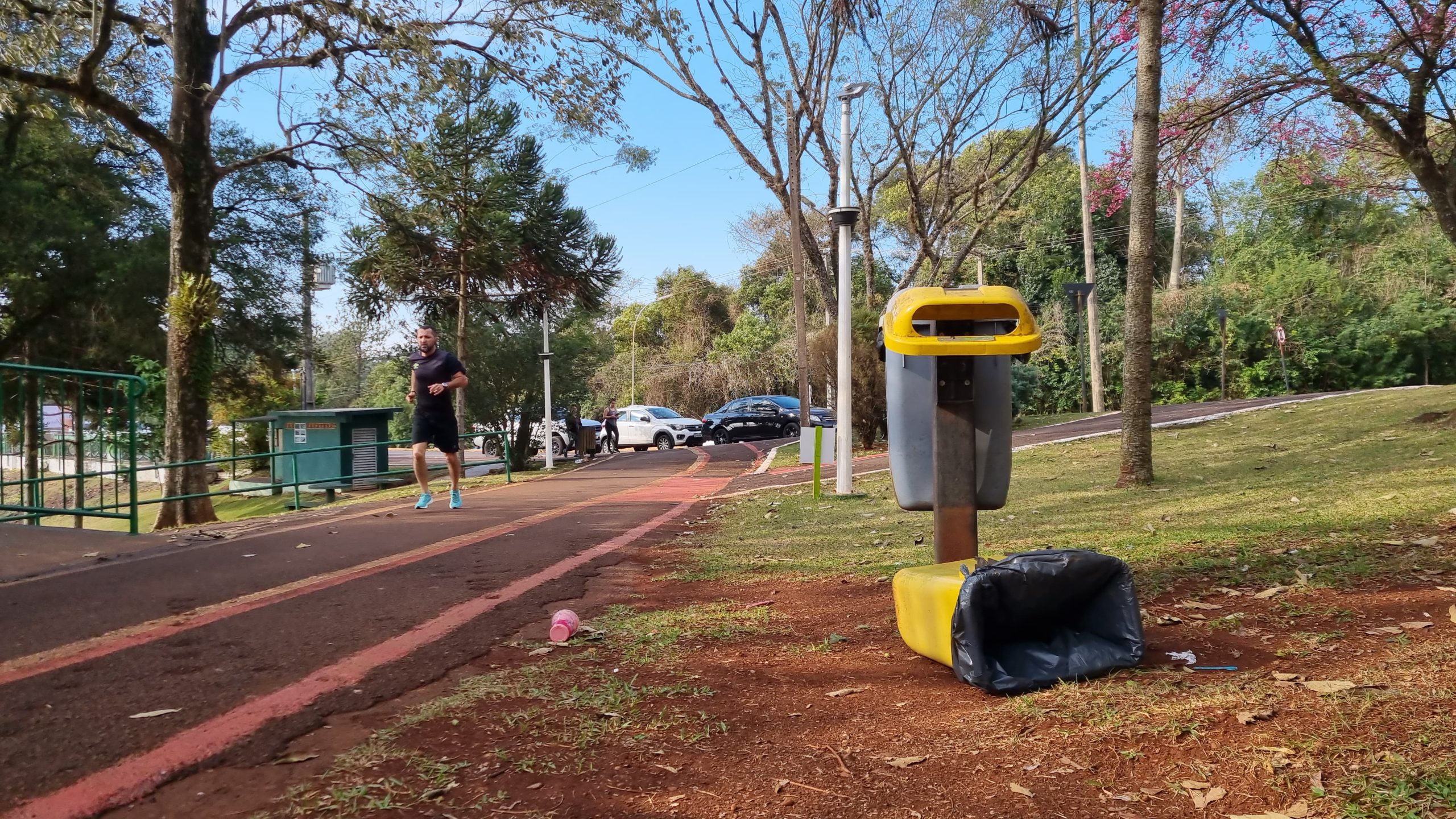Vândalos atacam Lago Municipal: banheiro é destruído e lixo por toda parte