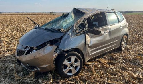 Motorista escapa com vida após capotar Honda Fit em lavoura na PR-182 Imagem referente a Motorista escapa com vida após capotar Honda Fit em lavoura na PR-182