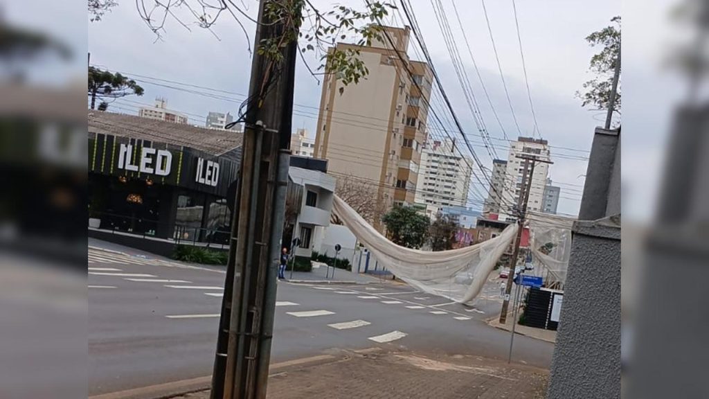 Vento ventania: tela de obra voa e fecha rua no Centro de Cascavel Vento ventania: tela de obra voa e fecha rua no Centro de Cascavel