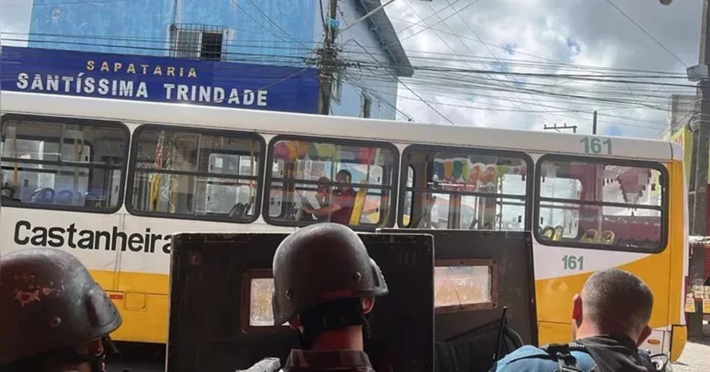 Homem armado sequestra ônibus, faz live no Facebook e acaba rendido Homem armado sequestra ônibus, faz live no Facebook e acaba rendido