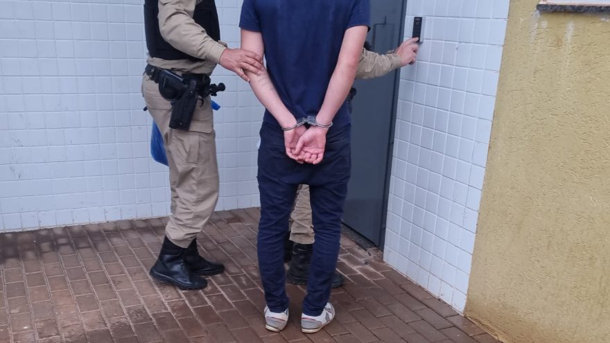 Jovem de 19 anos é preso em flagrante após furtar Chevrolet Corsa