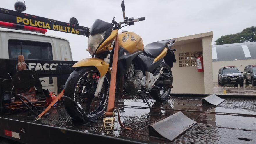 Motocicleta furtada é recuperada pela Polícia Militar no Bairro Universitário