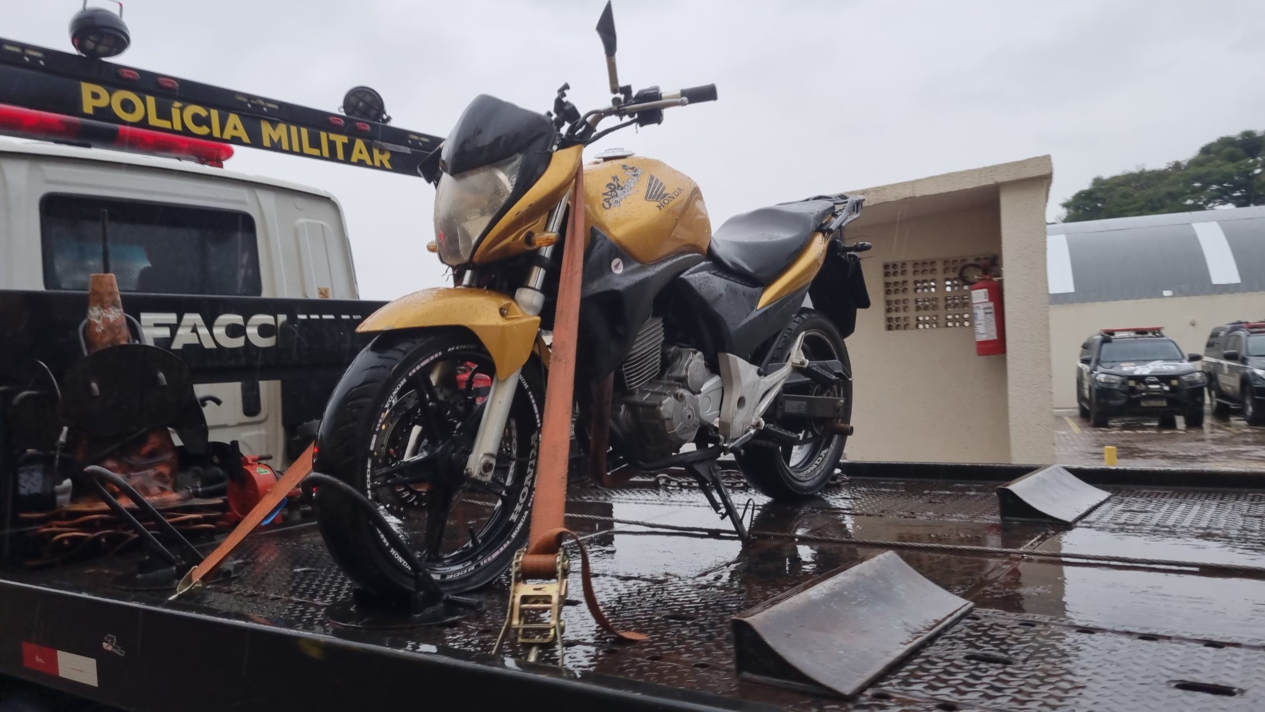 Motocicleta furtada é recuperada pela Polícia Militar no Bairro Universitário Motocicleta furtada é recuperada pela Polícia Militar no Bairro Universitário