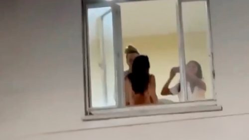 Imagem referente a Casal é flagrado produzindo conteúdo +18 na janela do apartamento