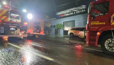 Imagem referente a Carros são destruídos em incêndio que atingiu mecânica de funilaria e pintura em Cascavel