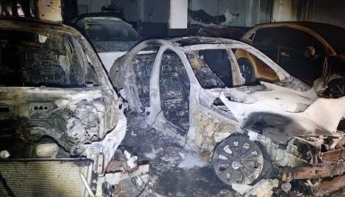 Imagem referente a Veja os veículos queimados em incêndio que atingiu mecânica em Cascavel