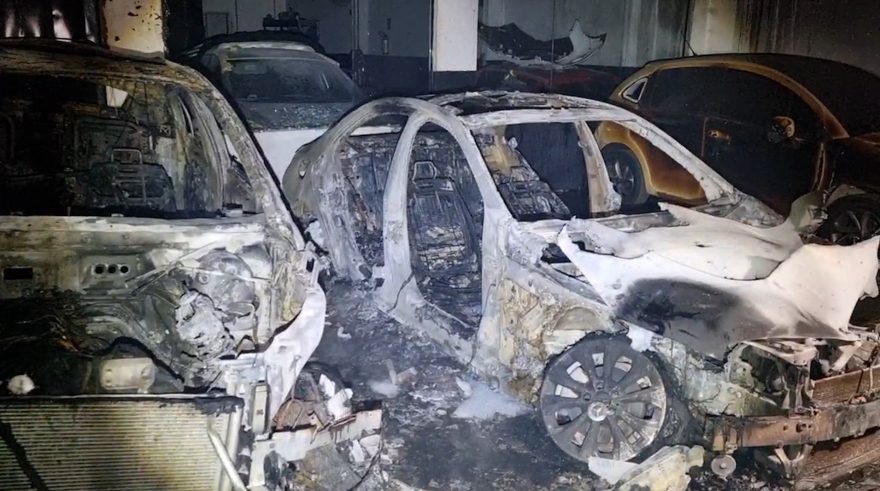 Veja os veículos queimados em incêndio que atingiu mecânica em Cascavel