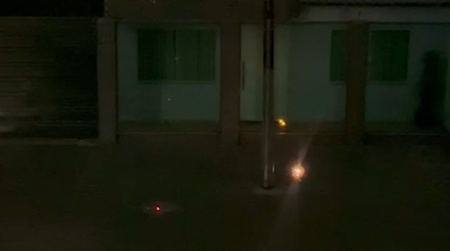 Fios desencapados pegam fogo em rua de Cascavel e oferecem risco de choque elétrico