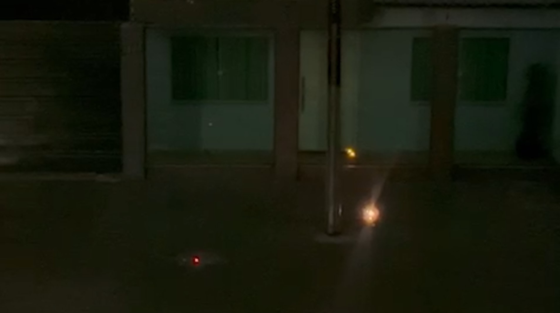 Fios desencapados pegam fogo em rua de Cascavel e oferecem risco de choque elétrico
