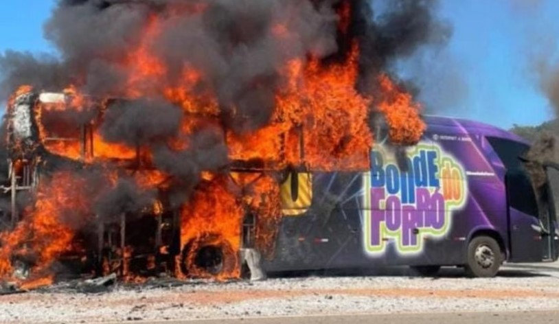 Ônibus da banda Bonde do Forró pega fogo em rodovia