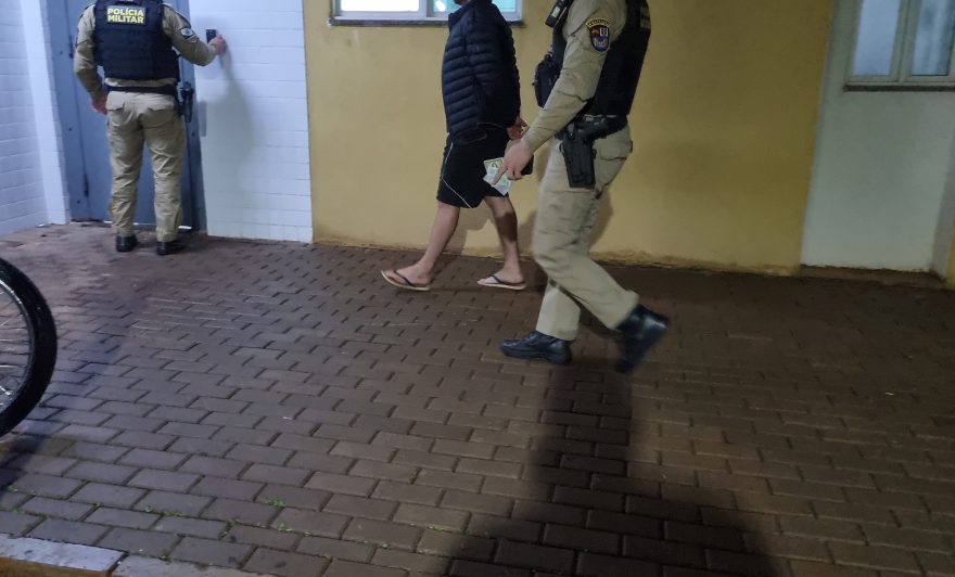 Vizinhos denunciam e jovem acaba detido por violência doméstica no Cascavel Velho