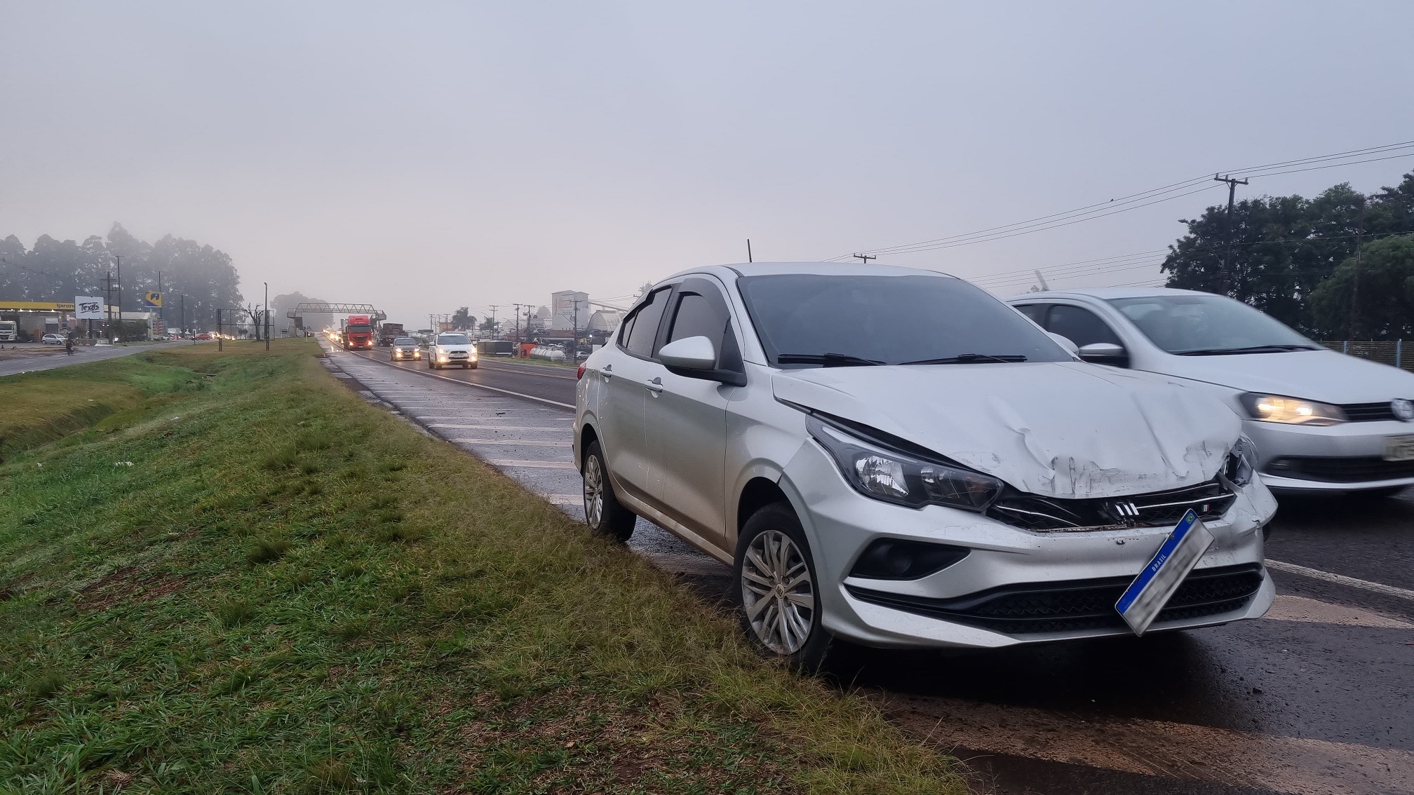 Engavetamento com três veículos é registrado na BR-277, em Cascavel