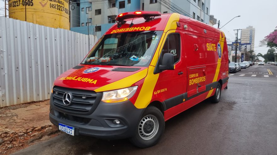 Homem fica ferido após colisão entre carro e moto na Rua Fortaleza
