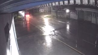 Câmera de segurança flagra momento exato de grave colisão entre moto e BMW X4 em Cascavel