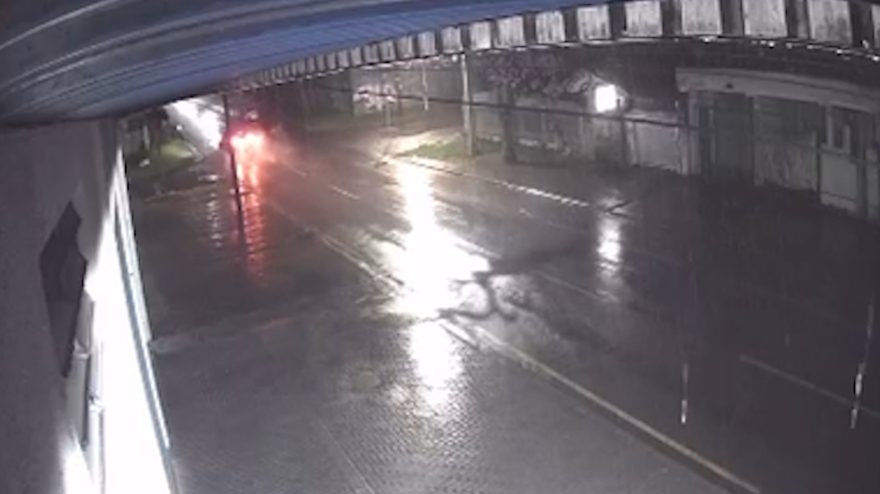 Câmera de segurança flagra momento exato de grave colisão entre moto e BMW X4 em Cascavel