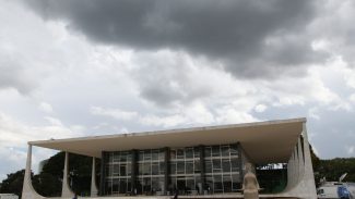 Moraes proíbe uso de farda por réus em depoimento sobre golpe