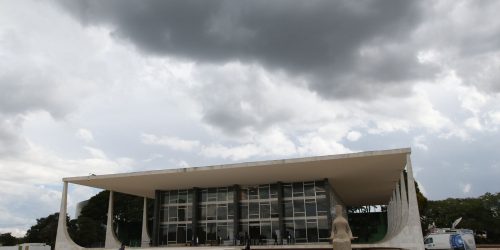 Imagem referente a Moraes proíbe uso de farda por réus em depoimento sobre golpe