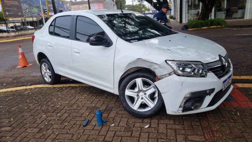 Carros se envolvem em colisão no cruzamento das Ruas Paraná e Nereu Ramos