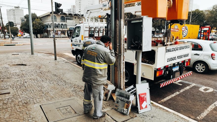 Semáforos seguem desligados na Avenida Brasil após temporal em Cascavel