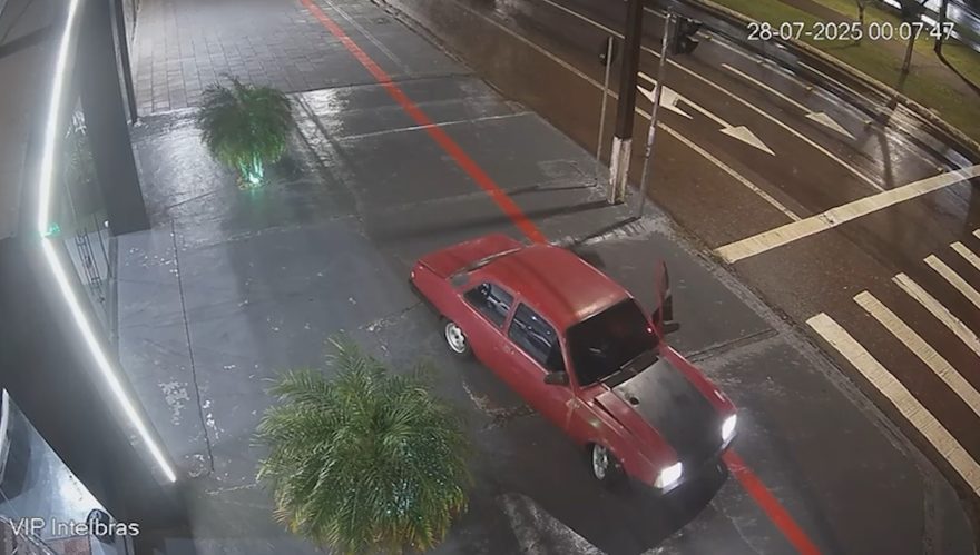 Motorista perde o controle e bate Chevette em mureta na Av. Brasil durante a madrugada em Cascavel