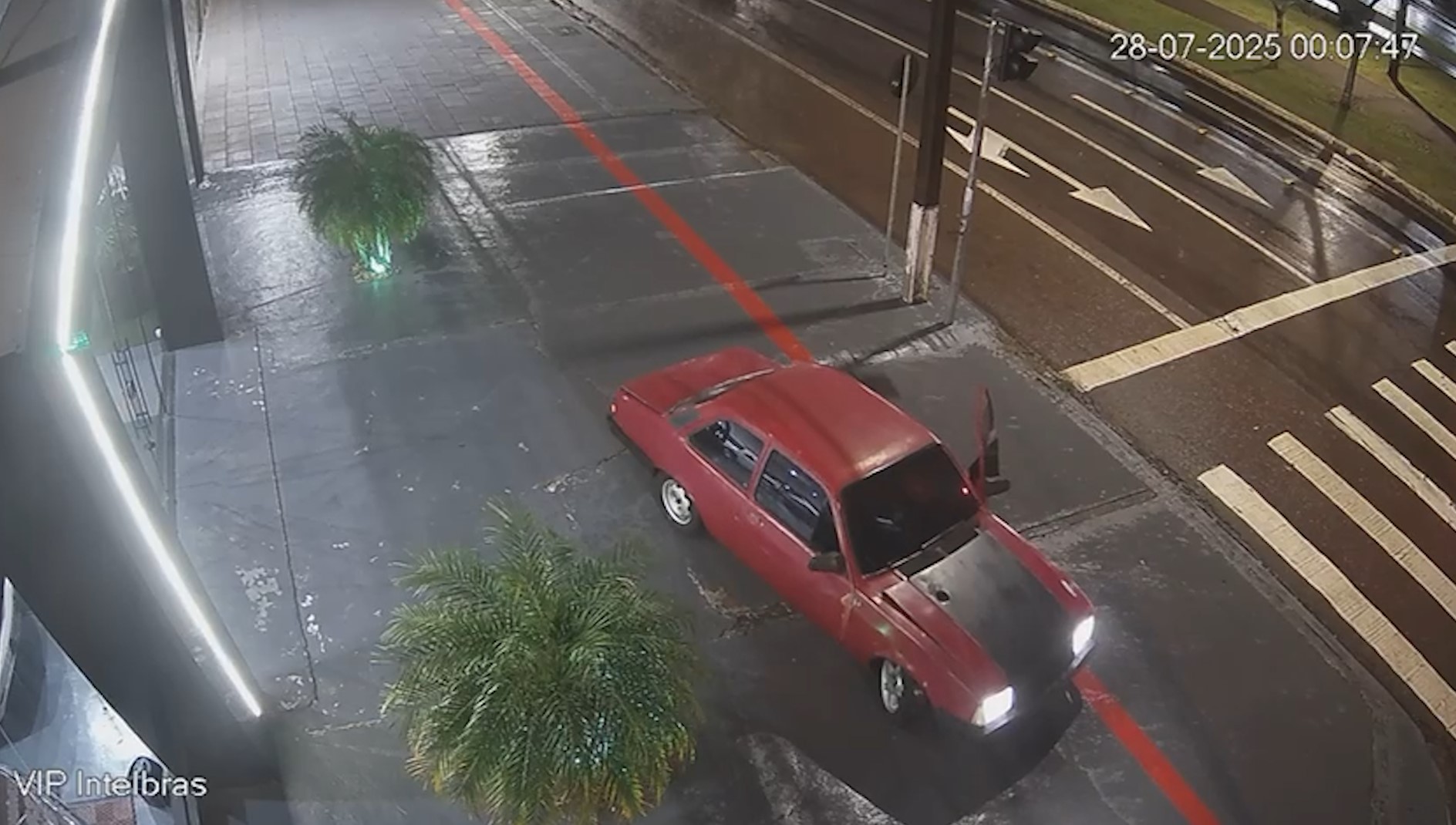 Motorista perde o controle e bate Chevette em mureta na Av. Brasil durante a madrugada em Cascavel