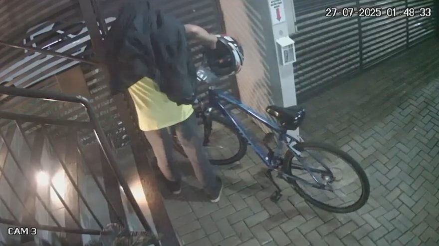 Ladrão invade condomínio no Centro de Cascavel e furta bicicleta e capacete durante a madrugada